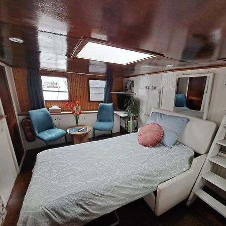 B&B Teddy "Prachtig Authentiek Woonschip Uit 1912, 15 Minuten Van Amsterdam" Wormer Esterno foto