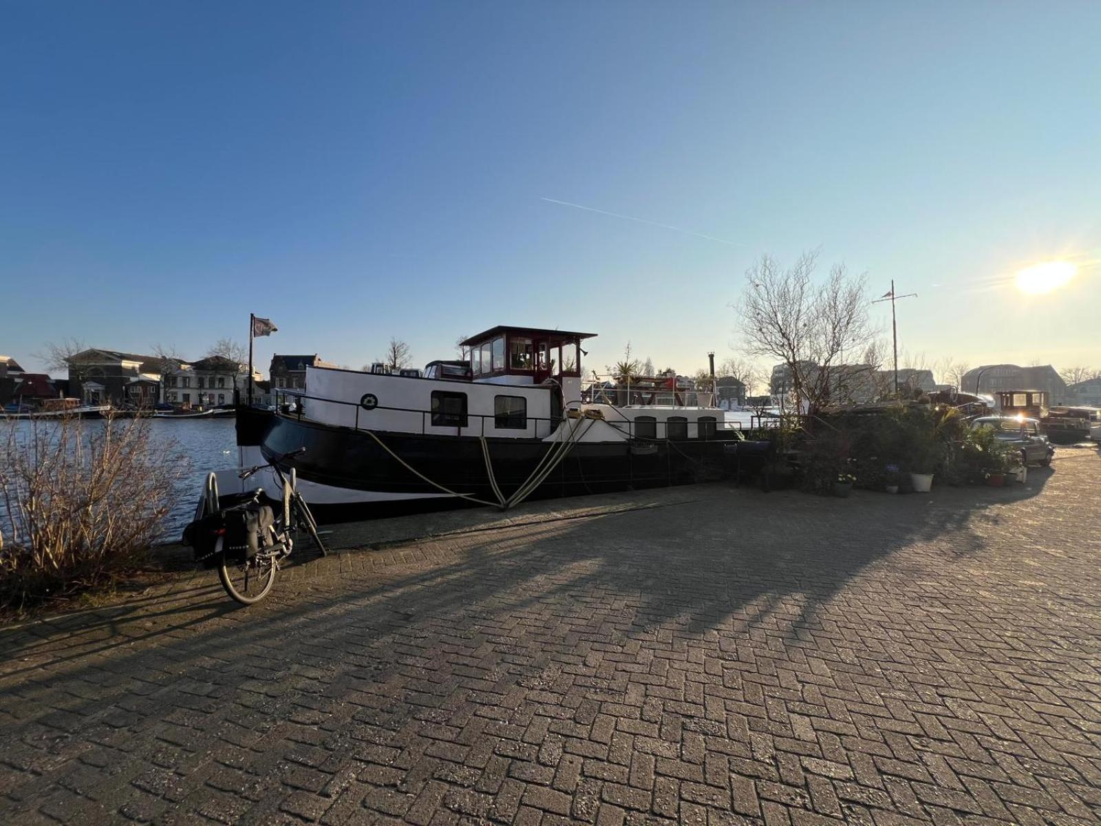 B&B Teddy "Prachtig Authentiek Woonschip Uit 1912, 15 Minuten Van Amsterdam" Wormer Esterno foto