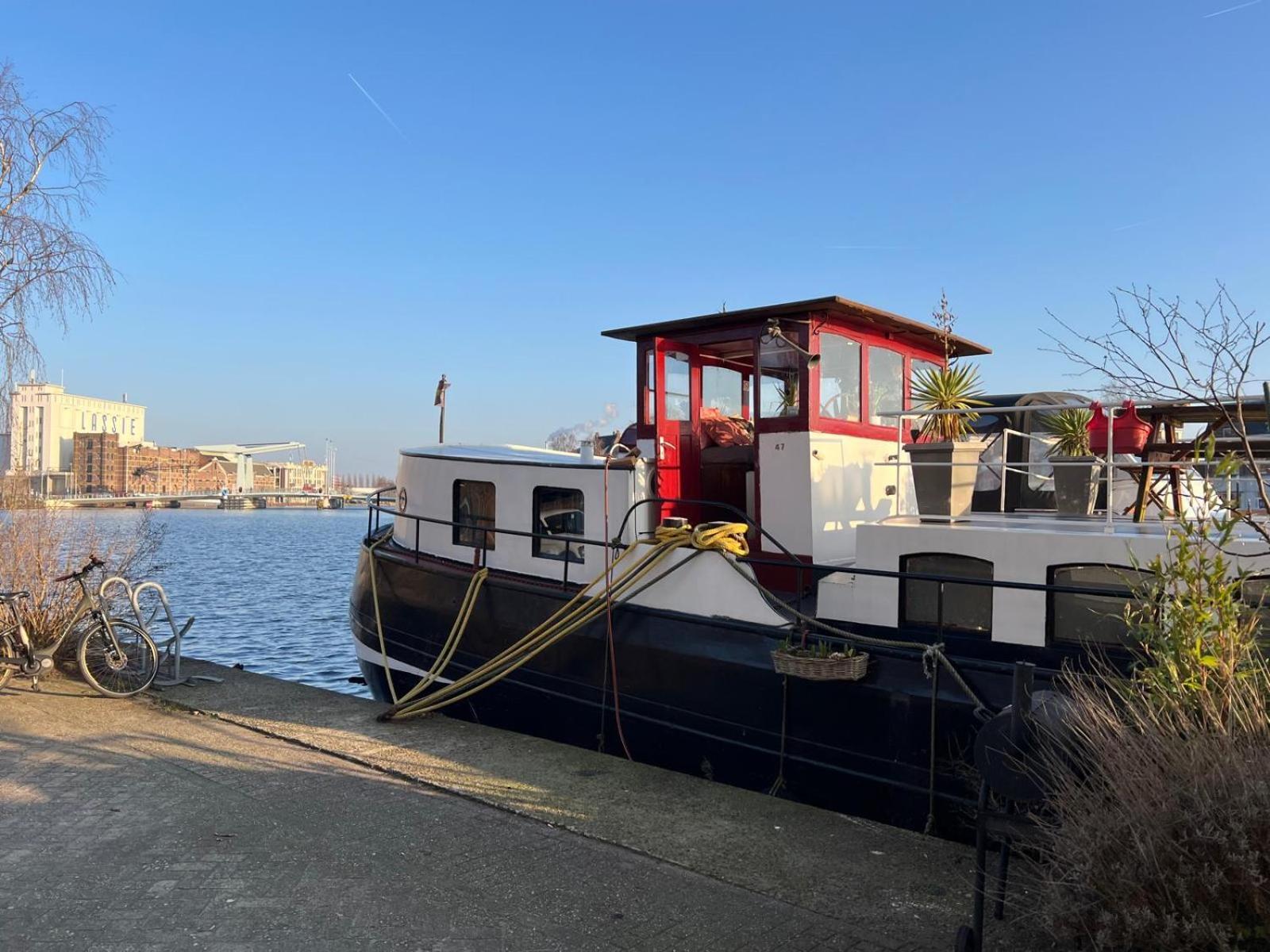 B&B Teddy "Prachtig Authentiek Woonschip Uit 1912, 15 Minuten Van Amsterdam" Wormer Esterno foto