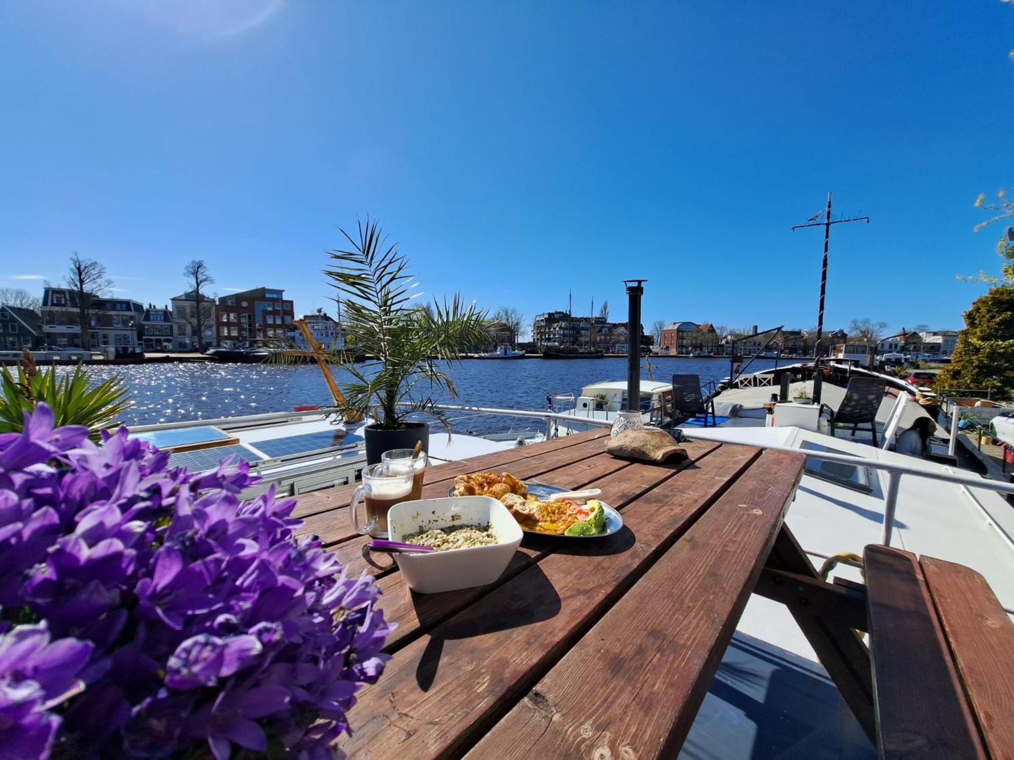 B&B Teddy "Prachtig Authentiek Woonschip Uit 1912, 15 Minuten Van Amsterdam" Wormer Esterno foto